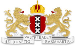 Wapen van Amsterdam met twee gouden leeuwen, rood schild, zwarte en witte kruisen, en Nederlandse motto banner