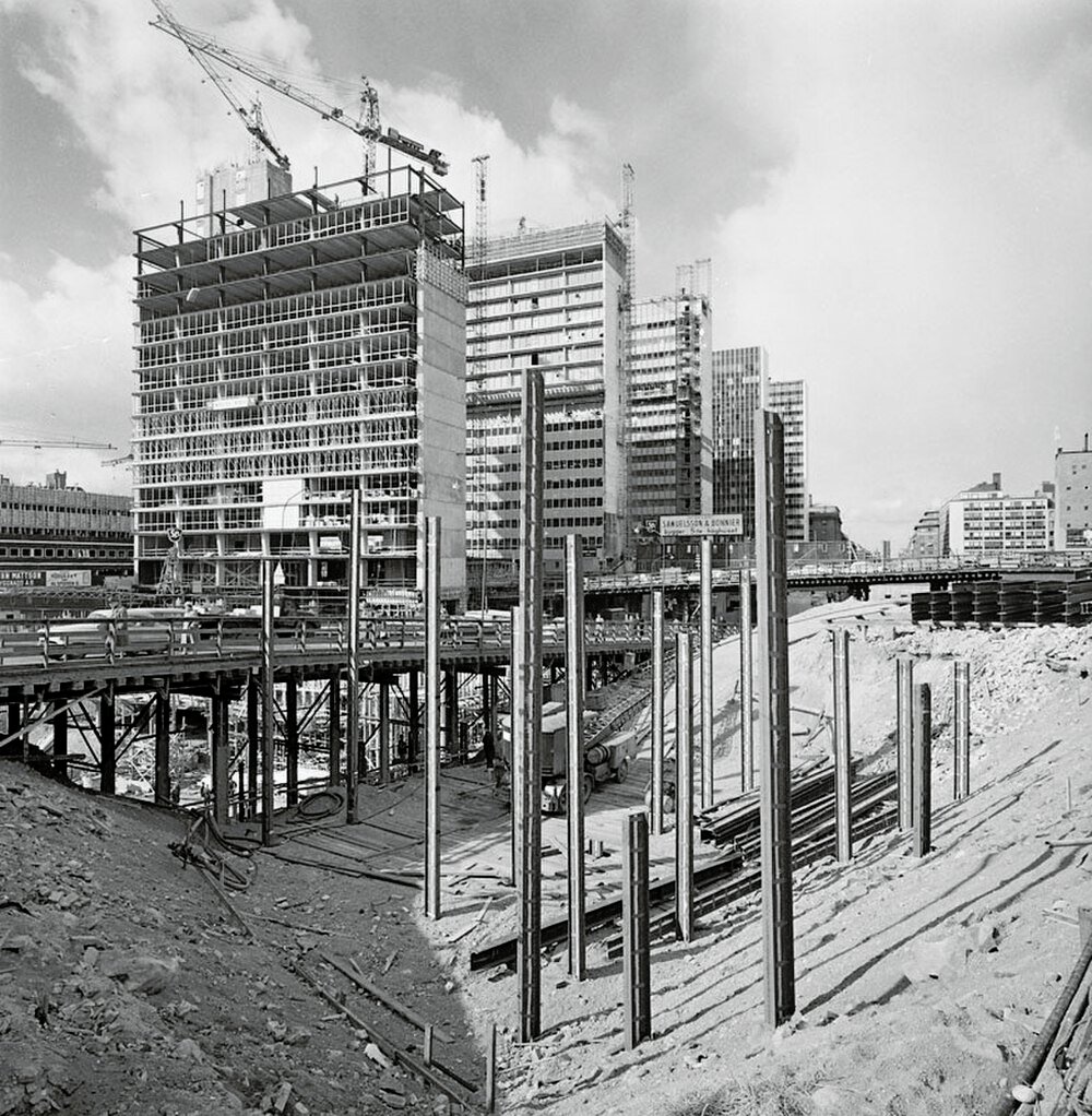 Stedelijke bouwplaats met kranen en gebouwen Zwart-wit foto van een grote stedelijke bouwplaats met kranen en gedeeltelijk gebouwde hoogbouw