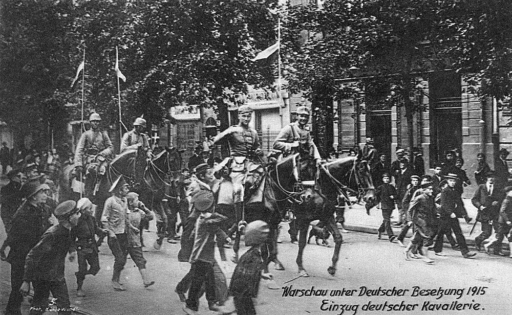 Duitse Cavalerie Parade in Warschau 1915 Zwart-wit foto van Duitse cavaleriesoldaten te paard die door een straat in Warschau paraderen tijdens de bezetting van 1915