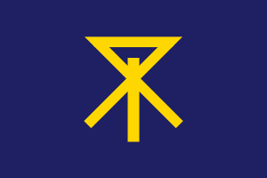 Donkerblauwe vlag met geel abstract geometrisch symbool Vlag met een donkerblauwe achtergrond en een uniek geel geometrisch symbool dat lijkt op een abstracte rune of letter in het midden