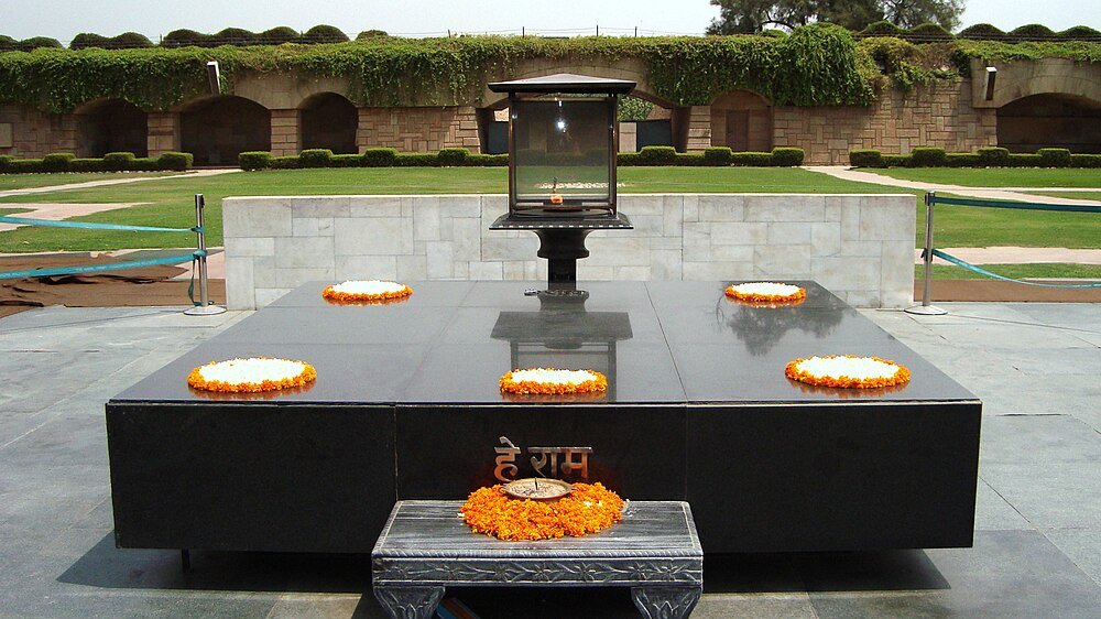Raj Ghat Gedenkteken met Goudsbloem Bloemenslingers Raj Ghat gedenkteken in Delhi India met zwart marmeren platform en oranje goudsbloem bloemenslingers