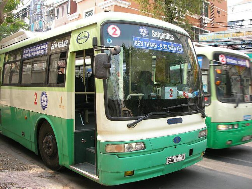 Saigon Bus Nummer 2 bij Ben Thanh Station Groene en witte Saigon openbare bus nummer 2 bij Ben Thanh station in Ho Chi Minh Stad, Vietnam met open deur en stedelijke achtergrond
