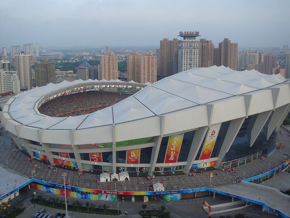 Nationaal Stadion van Beijing Vogelnest 2008 Olympische Spelen Nationaal Stadion van Beijing ook bekend als Vogelnest tijdens de Olympische Zomerspelen van 2008 met stadsachtergrond