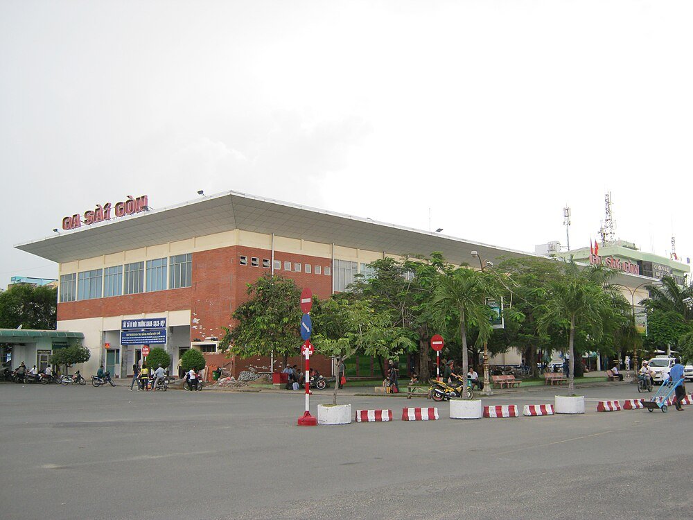 Saigon Treinstation in Ho Chi Minh Stad Saigon treinstation gebouw met mensen en motorfietsen buiten in Ho Chi Minh Stad, Vietnam