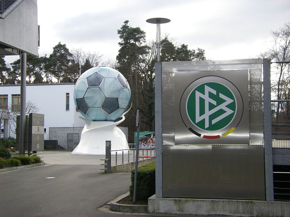 Voetbalbeeld bij het hoofdkantoor van de Duitse Voetbalbond Groot beeld van een voetbal buiten het hoofdkantoor van de Duitse Voetbalbond met modern gebouw en bomen