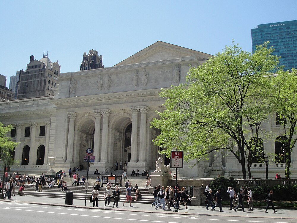 New York Public Library exterieur met bezoekers New York Public Library gebouw met klassieke architectuur, mensen die lopen en zitten op trappen, en groene bomen