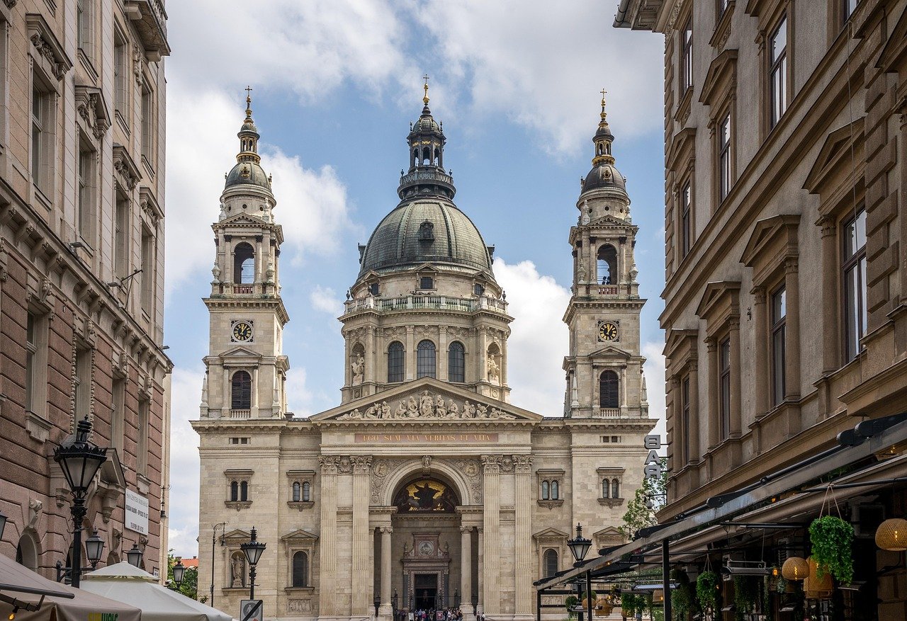Prachtig uitzicht op de Sint-Stefanusbasiliek in Boedapest met heldere lucht en omliggende historische gebouwen