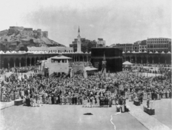 Historische Kaaba Pelgrimstocht in Mekka Historische zwart-witfoto van de Kaaba omringd door een grote menigte moslimpelgrims tijdens de Hajj in Mekka