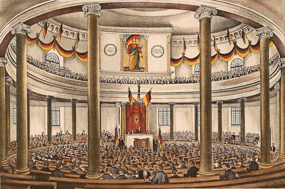 Historische Duitse Vergadering in Grote Hal Historische illustratie van een grote vergadering in een grote hal met Duitse vlaggen en klassieke zuilen, die een politieke bijeenkomst uitbeeldt.
