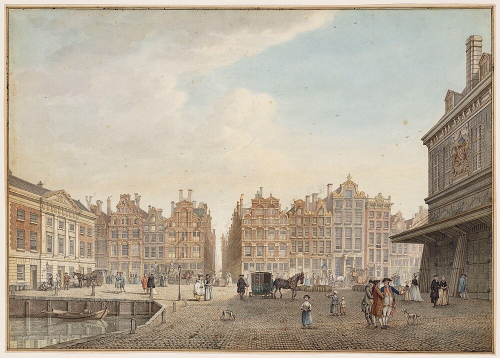 18e-eeuws Europees stadsplein met koetsen Historisch Europees stadsplein met geplaveide straten, paardenkoetsen en klassieke 18e-eeuwse architectuur onder een bewolkte hemel.