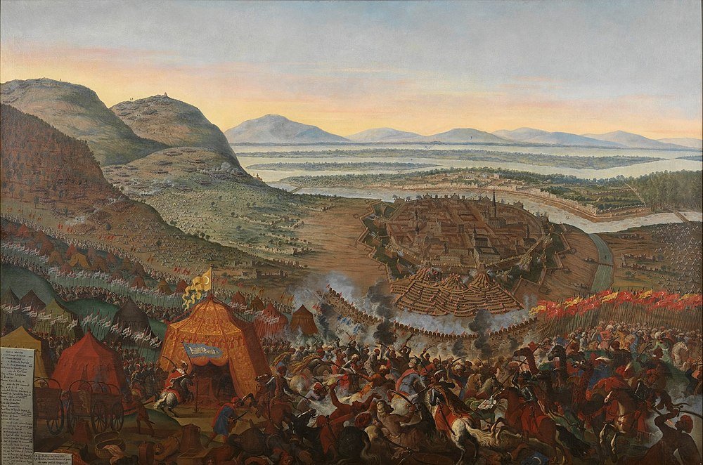 Historische slag bij versterkte stad bij zonsondergang Historische gevechtsscène met cavalerie en infanterie die een versterkte stad aanvallen, omringd door bergen en rivieren bij zonsondergang.