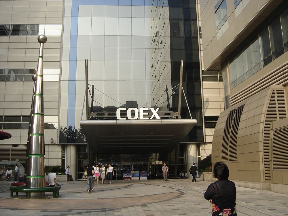 COEX gebouw ingang in Seoul Ingang van COEX gebouw met mensen die lopen en moderne architectuur in Seoul, Zuid-Korea