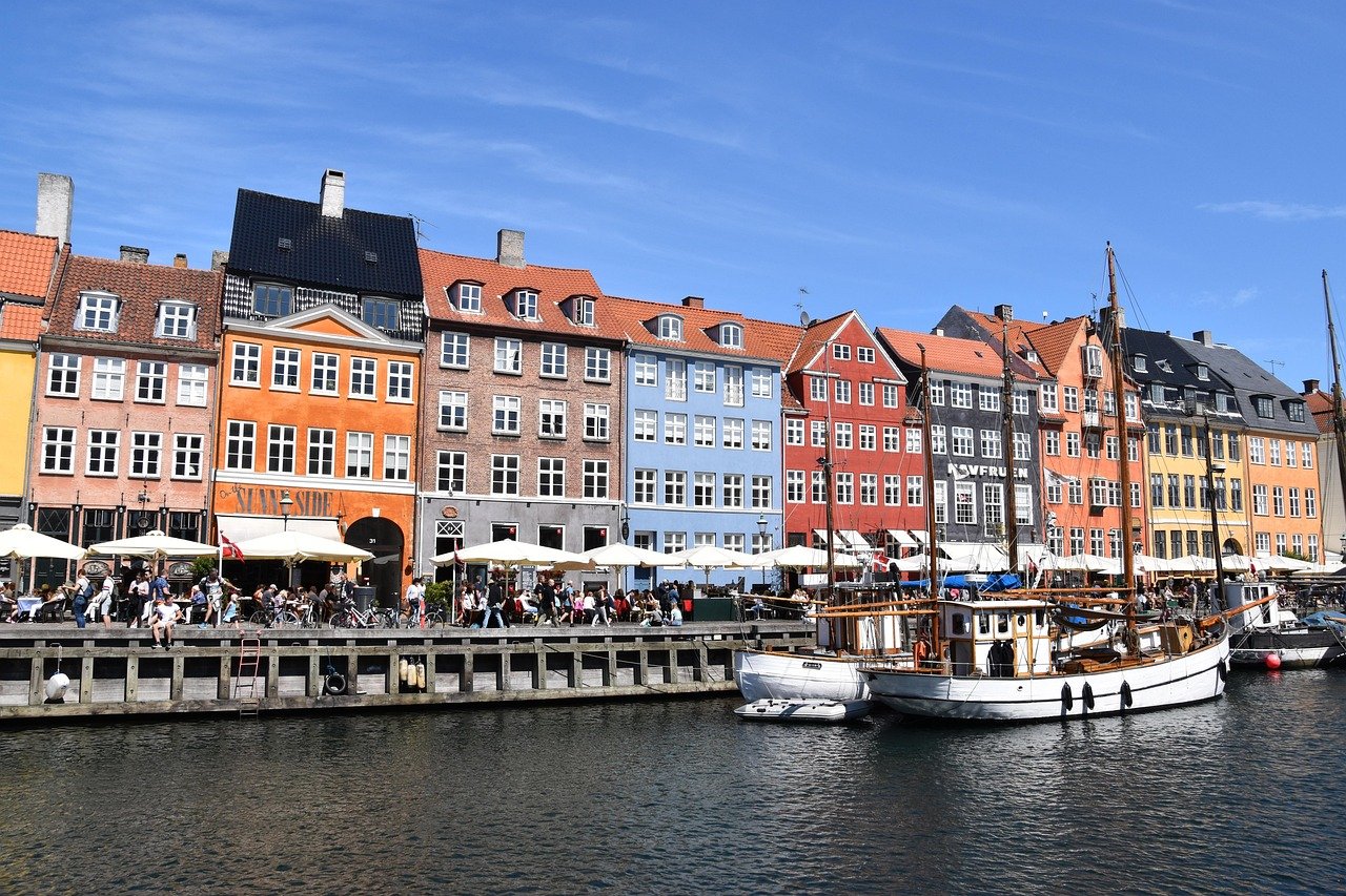Kleurrijke historische waterkantgebouwen en boten in Nyhavn, Kopenhagen, een populaire toeristische bestemming in Denemarken