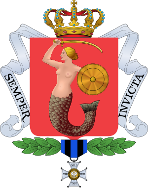 Gekroonde Zeemeermin Wapen met Semper Invicta Motto Wapen met een gekroonde zeemeermin met een zwaard en schild, omgeven door een lint met Latijnse motto Semper Invicta.