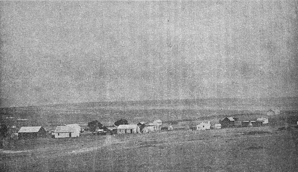 Historische landelijke boerennederzetting op vlakke vlaktes Historische zwart-wit foto van een landelijke boerennederzetting met schuren en huizen op vlakke vlaktes