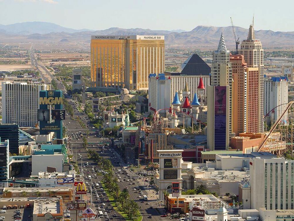 Las Vegas Strip casino's en hotels luchtfoto Luchtfoto van de Las Vegas Strip met beroemde casino's zoals MGM, Mandalay Bay en New York-New York met woestijnbergen op de achtergrond