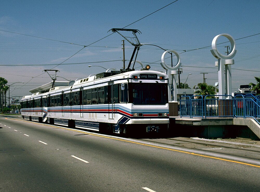 Lightrailtrein bij Long Beach Station Moderne lightrailtrein op Long Beach-route bij stedelijk station met heldere lucht en bovenleidingen
