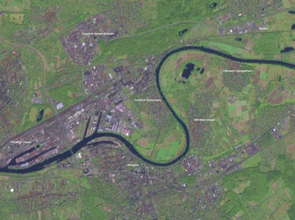 Luchtkaart van Frankfurt en Offenbach wijken Luchtfoto van de gebieden Frankfurt en Offenbach met rivierbochten en gelabelde wijken, waaronder Frankfurt-Ostend en Offenbach-Rumpenheim