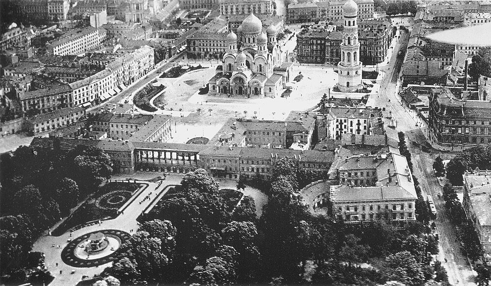 Historisch stadsplein met kathedraal en klokkentoren Luchtfoto in zwart-wit van een historisch stadsplein met een grote kathedraal en klokkentoren omringd door gebouwen en bomen