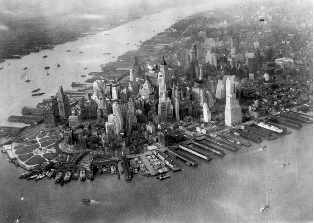 Historische Luchtfoto van de Skyline van Lower Manhattan Luchtfoto van de historische skyline van Lower Manhattan met wolkenkrabbers uit het begin van de 20e eeuw en waterkantpieren