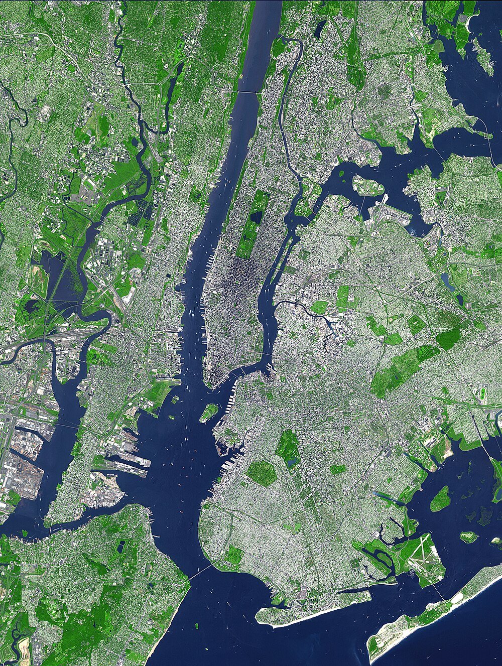 Satellietbeeld van New York City en omliggende stadsdelen Luchtfoto satellietbeeld van New York City met Manhattan, Brooklyn, Queens en omliggende waterwegen met groene parken