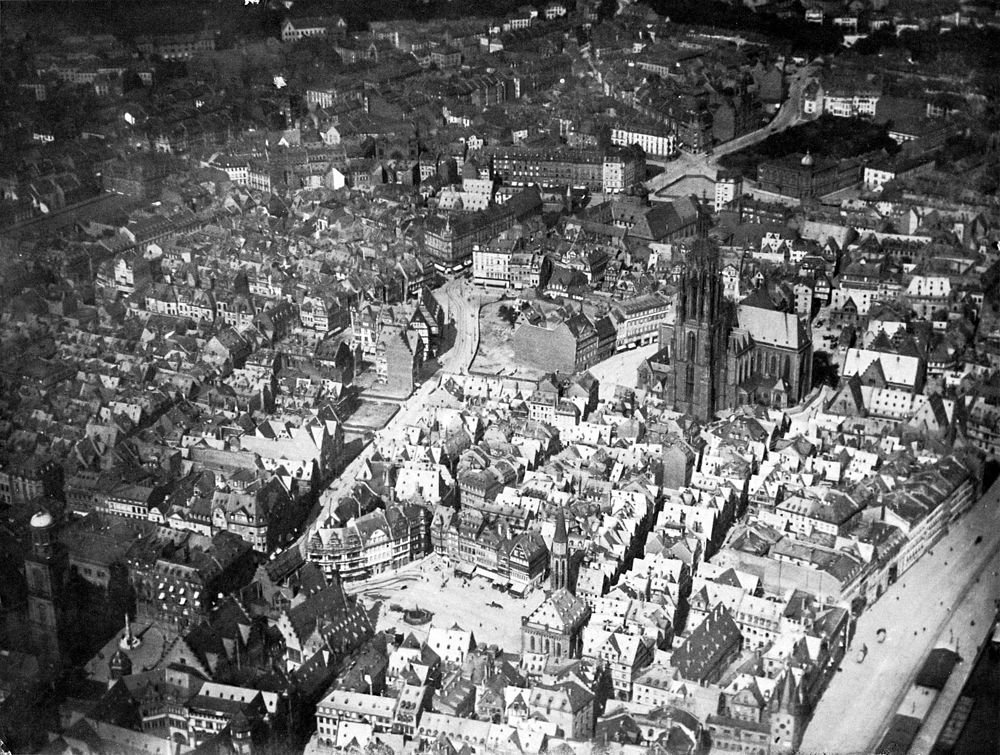 Historisch Europees stadsgezicht luchtfoto met kathedraal Luchtfoto in zwart-wit van een historisch Europees stadscentrum met dichte oude gebouwen en een grote kathedraal