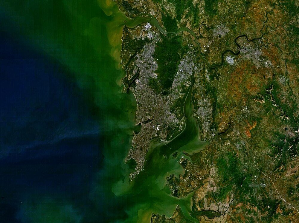 Satellietbeeld van de stad Mumbai en kust Satellietbeeld van de stad Mumbai en omliggende kustgebieden met stedelijke en natuurlijke landschappen