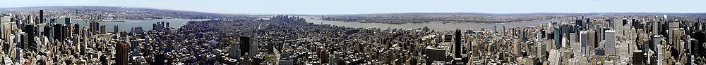 Luchtpanoramisch uitzicht op stedelijke stadsskyline Panoramisch luchtzicht van een dichtbevolkte stedelijke skyline met wolkenkrabbers, rivieren en bruggen onder een heldere hemel