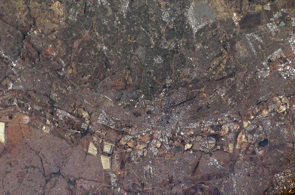 Satellietbeeld van dichtbevolkte stedelijke skyline Luchtfoto satellietbeeld van een dichtbevolkt stedelijk gebied met wegen, gebouwen en open landstukken