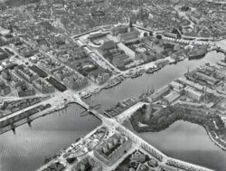 Historisch Europees stadsbeeld vanuit de lucht met rivier en bruggen Luchtfoto zwart-wit van een historische Europese stad met een rivier, bruggen en dichte stedelijke bebouwing.