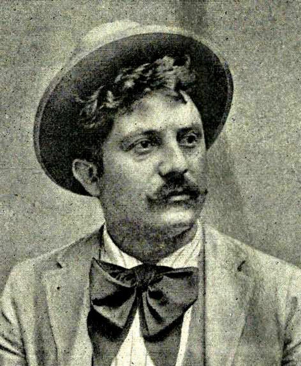 Vintage portret van man met vlinderdas en hoed Vintage zwart-wit portret van een man met een snor die een vlinderdas en hoed draagt, vroege 20e-eeuwse stijl