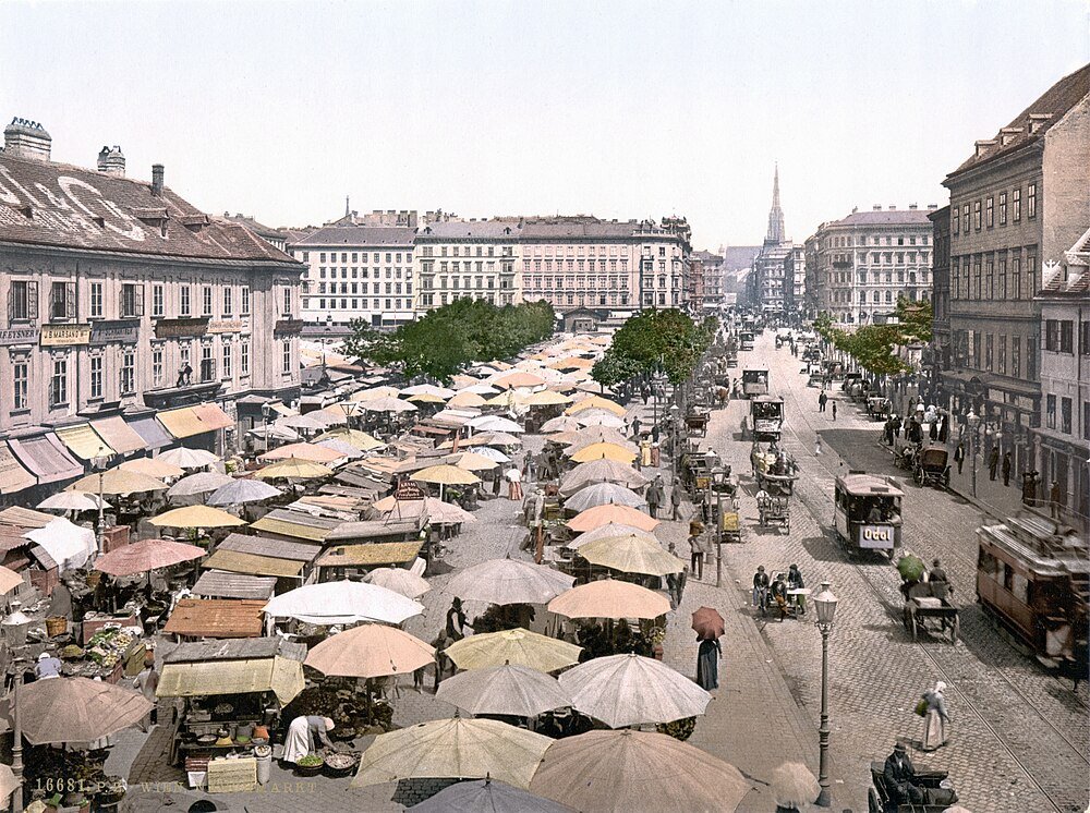 Historische Europese straatmarkt met trams en koetsen Historische Europese straatmarkt met kleurrijke parasols, paardenkoetsen en vintage tram in een bruisende stadsscène