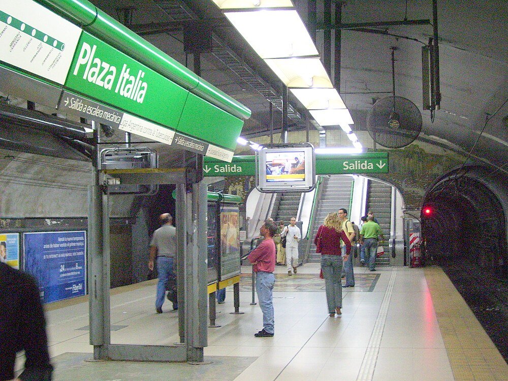 Plaza Italia Buenos Aires Metrostation Platform Plaza Italia metrostation platform met wachtende passagiers en roltrappen in Buenos Aires metro