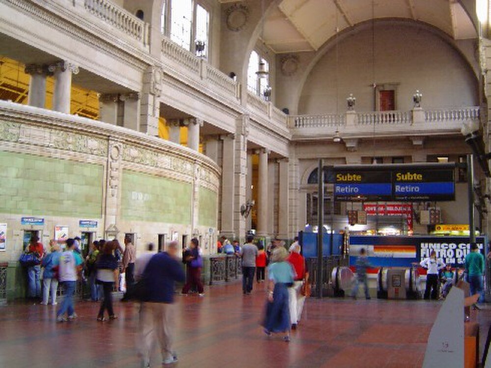 Retiro Metrostation Interieur Buenos Aires Interieur van Retiro metrostation met mensen die lopen en kaartautomaten in Buenos Aires, Argentinië