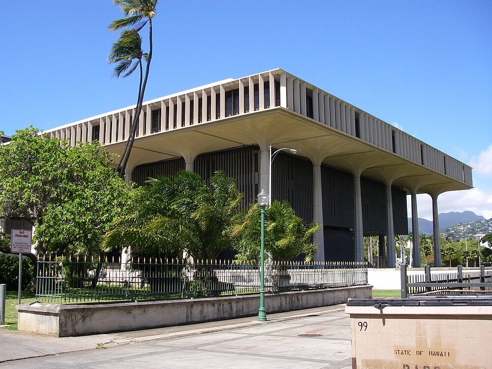 Hawaii State Capitol Gebouw in Honolulu Hawaii State Capitol gebouw met moderne architectuur en palmbomen onder een heldere blauwe hemel in Honolulu