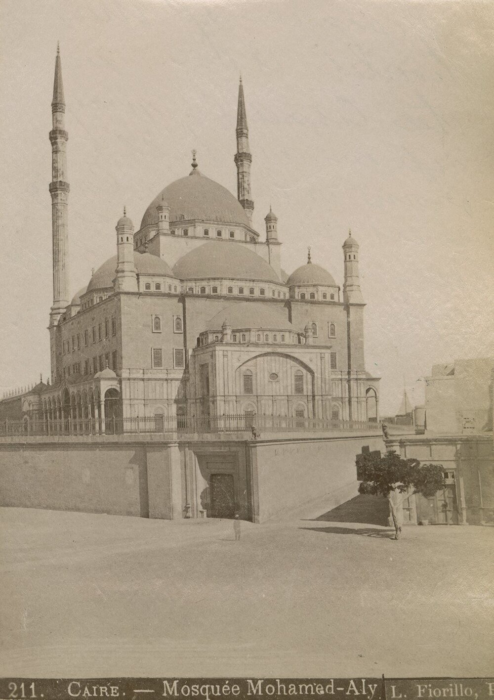 Historische zwart-wit foto van de Mohamed Ali Moskee in Caïro met zijn grote koepels en hoge minaretten