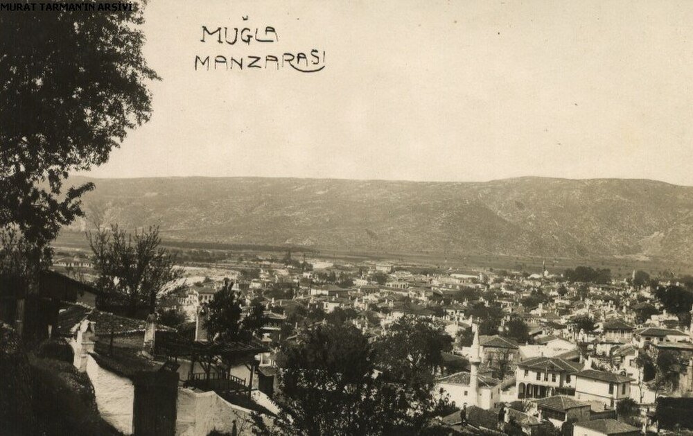 Vintage panoramisch uitzicht op Muğla stadsgezicht met traditionele huizen en omliggende heuvels in Turkije