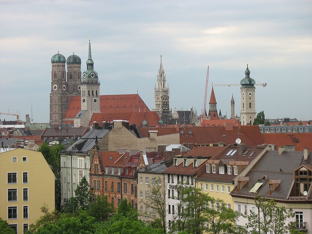 Skyline van München met historische kerken en daken Panoramisch uitzicht op de skyline van München met historische kerken en traditionele Beierse architectuur onder een bewolkte hemel