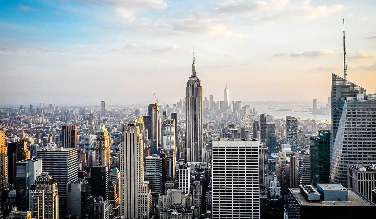 Panoramisch uitzicht op de skyline van New York City met het Empire State Building en moderne wolkenkrabbers bij zonsondergang