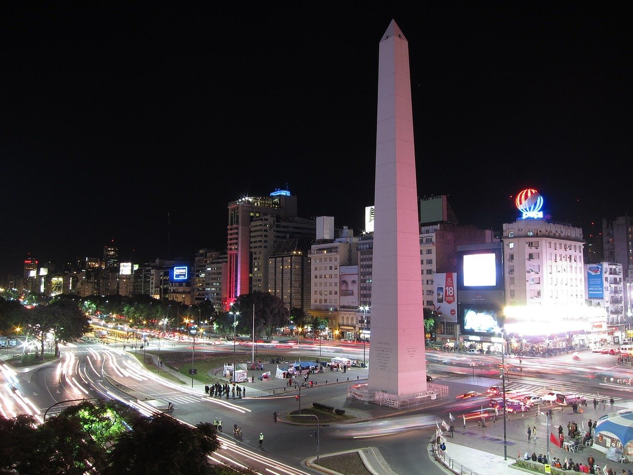 Nachtzicht op de Obelisk van Buenos Aires met lichtsporen van verkeer en verlichte stadsgebouwen