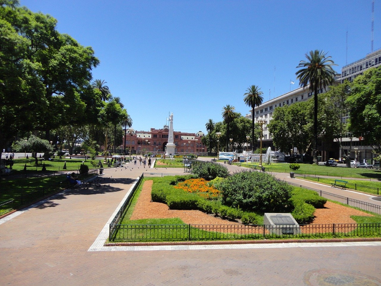 Zonnige dag uitzicht op Plaza de Mayo met groene tuinen, palmbomen en Casa Rosada presidentieel paleis in Buenos Aires