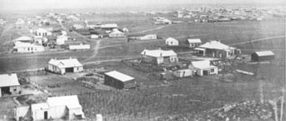 Luchtfoto van landelijk dorp en huizen Luchtfoto van een klein landelijk dorp met verspreide huizen en open velden, die vroege nederzettingspatronen laten zien.