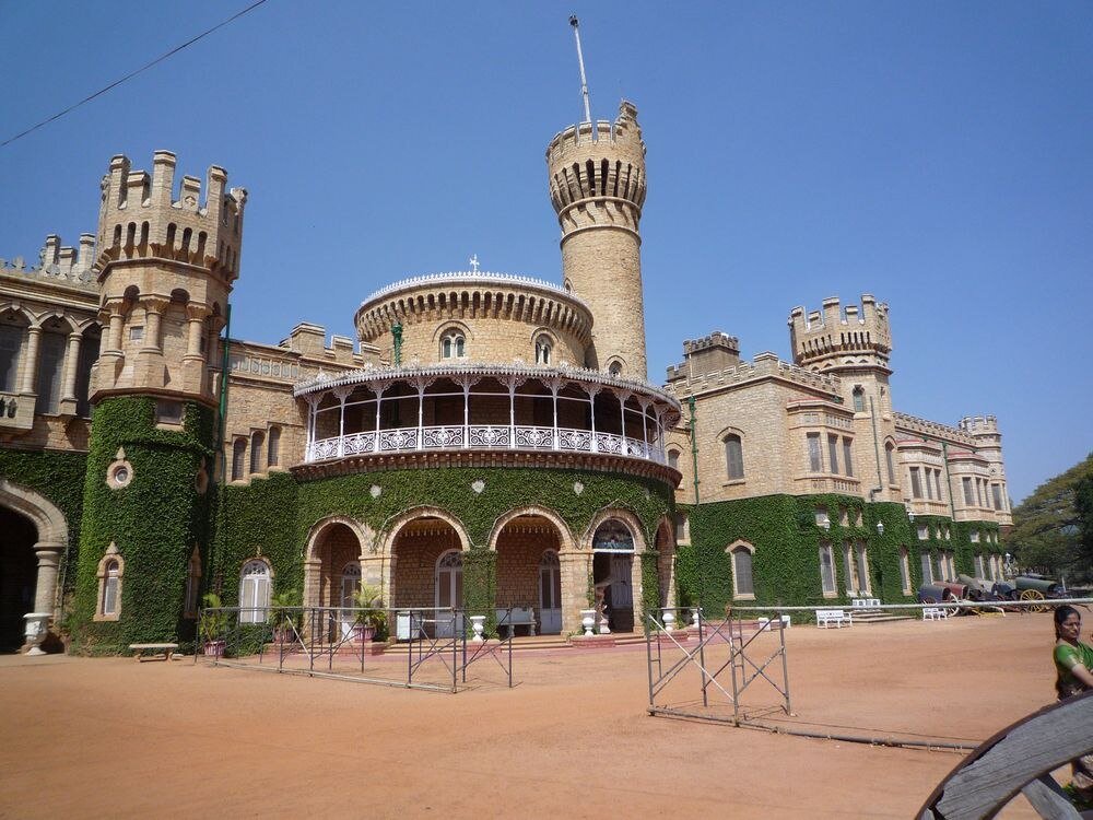 Bangalore Palace met Klimop en Torens Historisch Bangalore Palace met met klimop bedekte muren en middeleeuwse torens onder een heldere blauwe lucht
