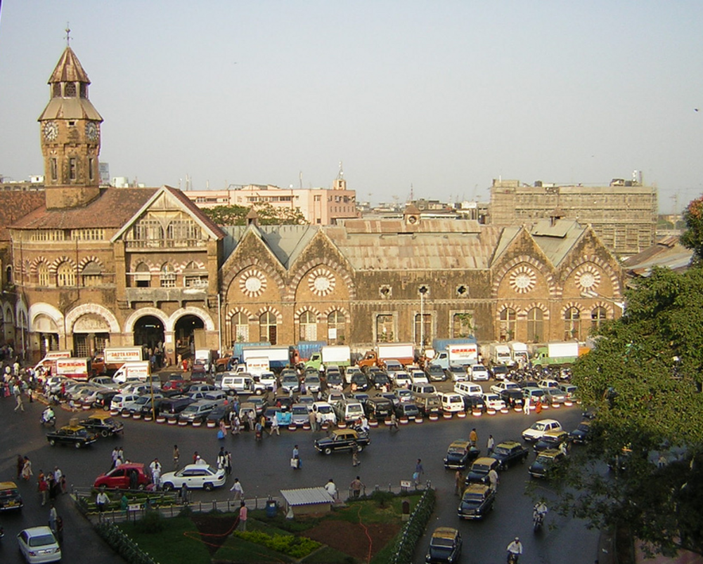 Mumbai CST Treinstation en Verkeer Historisch Mumbai CST treinstation met vintage architectuur en druk verkeer ervoor, een belangrijk vervoersknooppunt in India