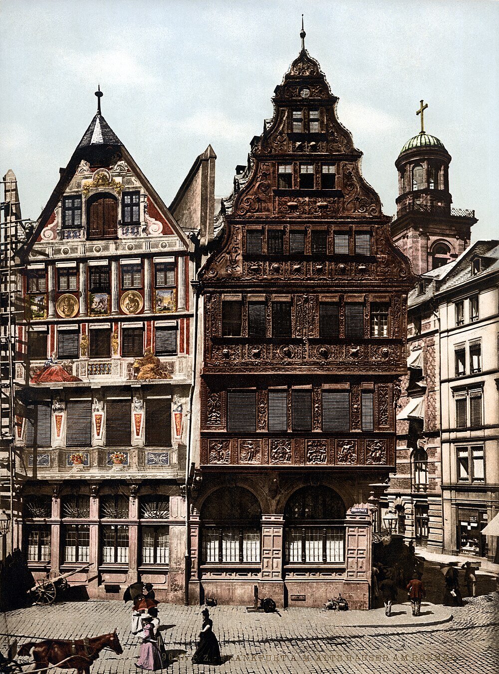 Historische vakwerkhuizen in Frankfurt am Main Historische vakwerkhuizen met ingewikkelde houtsnijwerken in Frankfurt am Main, Duitsland, met kinderkopjesstraat en voetgangers