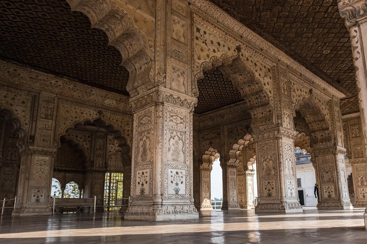 Ingewikkeld gebeeldhouwde marmeren bogen en pilaren met bloemmotieven in een historisch Indiaas paleisinterieur