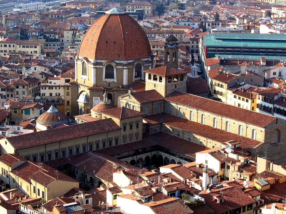 Stadsgezicht van Florence met de koepel van de San Lorenzo-basiliek Luchtfoto van het historische stadsgezicht van Florence met terracotta daken en de prominente koepel van de San Lorenzo-basiliek