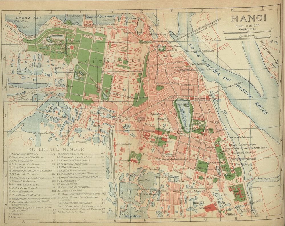 Vintage Gedetailleerde Kaart van de Stad Hanoi Vintage gedetailleerde kaart van de stad Hanoi met straten, bezienswaardigheden en waterlichamen met referentienummers en schaal