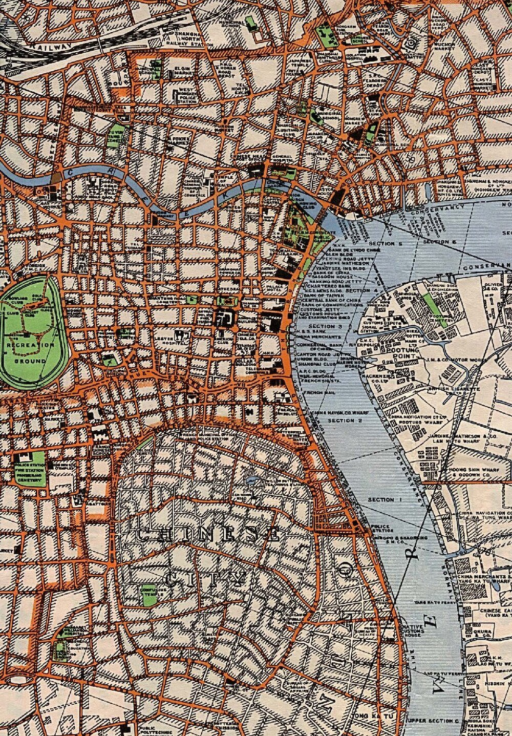 Vintage gedetailleerde kaart van de stad Shanghai met Chinese Stad, recreatiegebied, dokken, spoorwegen en verschillende bezienswaardigheden.