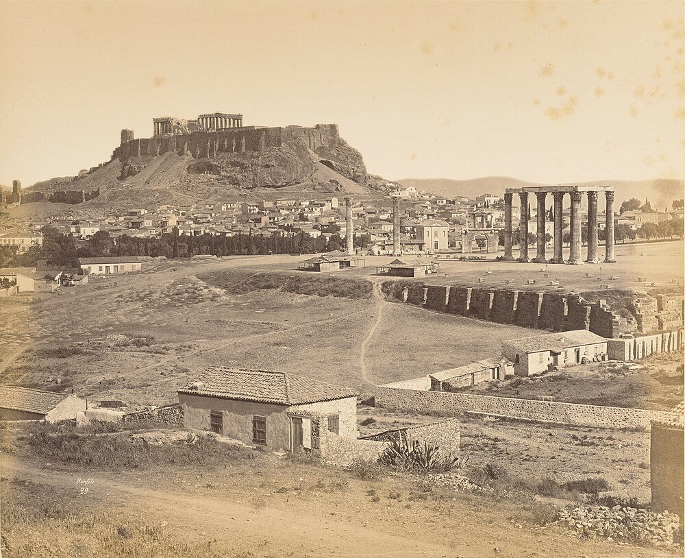 Oude ruïnes van de Akropolis en de Tempel van de Olympische Zeus in Athene met historische gebouwen en landschap